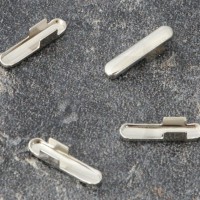 Clip in metallo per la produzione di elastici con terminali